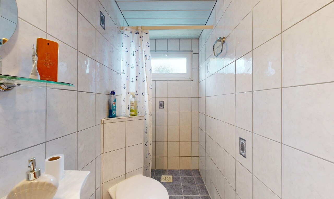 salle de bains avec douche, salle de bain complète, toilette, mur en carrelage, et tile wall