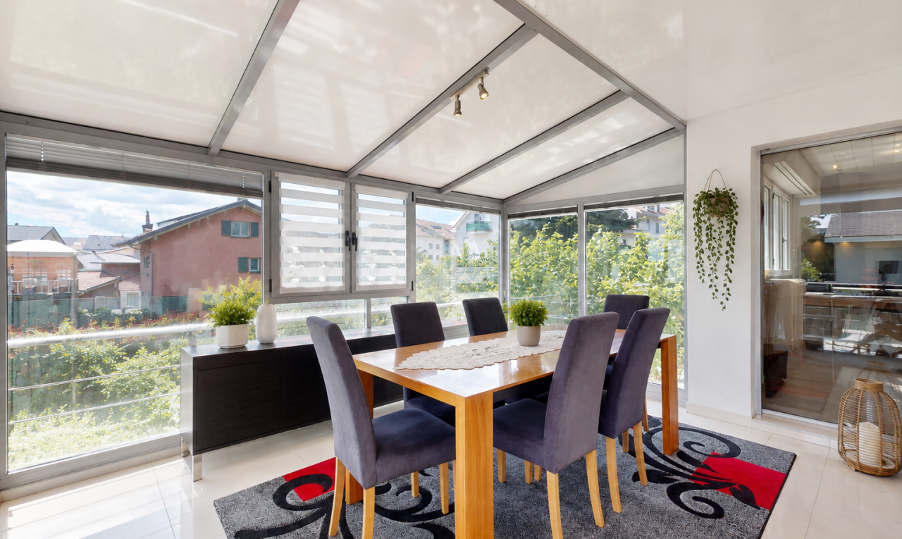salle à manger avec natural light, lumière naturelle, tile floor, sol en carrelage, et light floor