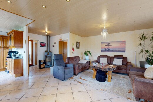 salon avec light floor, inside property, cloison sèche, drywall, et sol en carrelage