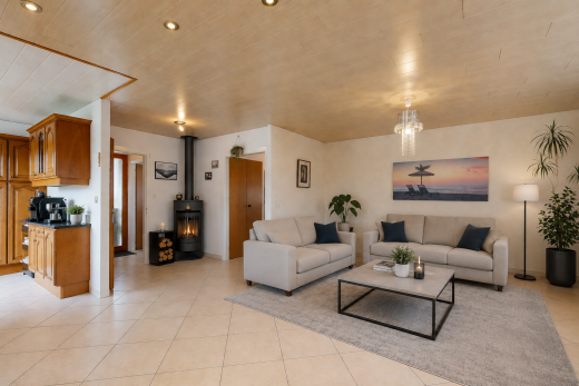 salon avec light floor, inside property, cloison sèche, drywall, et sol en carrelage
