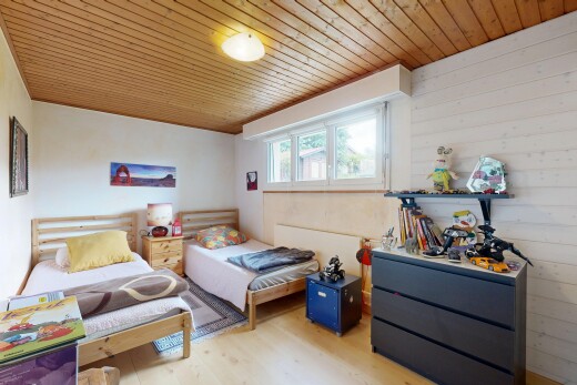 chambre avec natural light, lumière naturelle, wood finish floor, sol en finition bois, et inside property