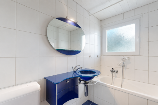 salle de bains avec miroir, tile wall, mur en carrelage, bain, et natural light
