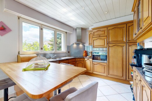 cuisine avec light floor, four, medium brown cabinets, armoires marron moyen, et kitchen peninsula