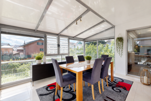 salle à manger avec natural light, lumière naturelle, tile floor, sol en carrelage, et light floor