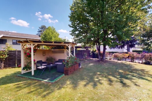 jardin avec pelouse, from property, clôture, day time, et espace de vie extérieur
