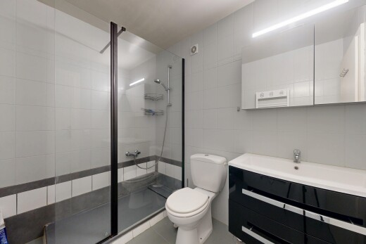 salle de bains avec mur en carrelage, tile wall, douche, salle de bain complète, et miroir
