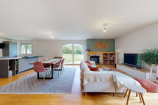 salon / salle à manger avec lumière naturelle, natural light, télévision, sol en finition bois, et wood finish floor