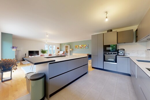 küche mit graue schränke, kücheninsel, ofen, natürliches licht, und natural light