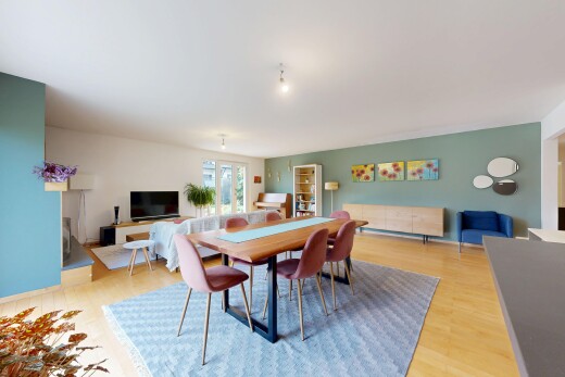 salon / salle à manger avec natural light, lumière naturelle, drywall, cloison sèche, et wood finish floor