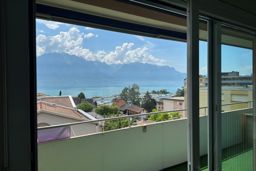balkon mit balkon und blick auf die berge