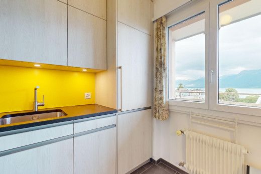 küche mit arbeitsplatten, natürliches licht, fliesenboden, waschbecken, und kühler