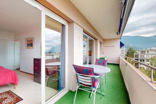 balkon mit balkon und blick auf die berge