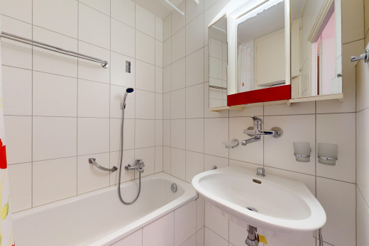 bad mit spiegel, backsplash, waschbecken, kombiniertes bad / dusche, und fliesenwand