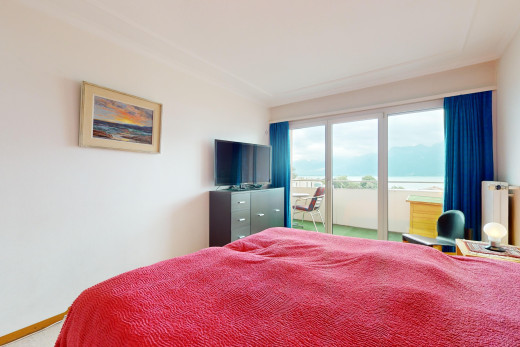 zimmer / schlafzimmer mit außenzugang, fernsehen, wasserblick, und natürliches licht