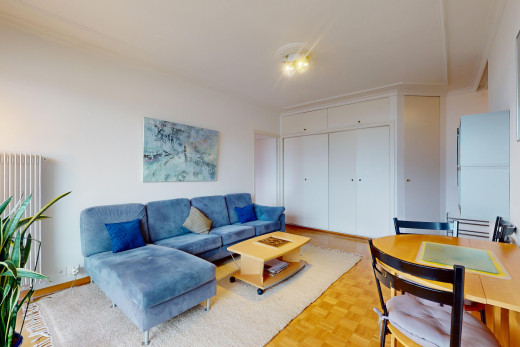 wohn- / esszimmer mit kühler, parkettboden, und kronenformung