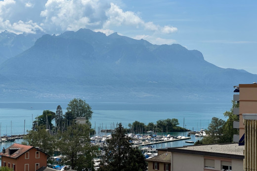 äußeresraum mit seesicht und blick auf die berge