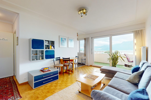 wohn- / esszimmer mit parkettboden, kronenformung, natürliches licht, und kühler