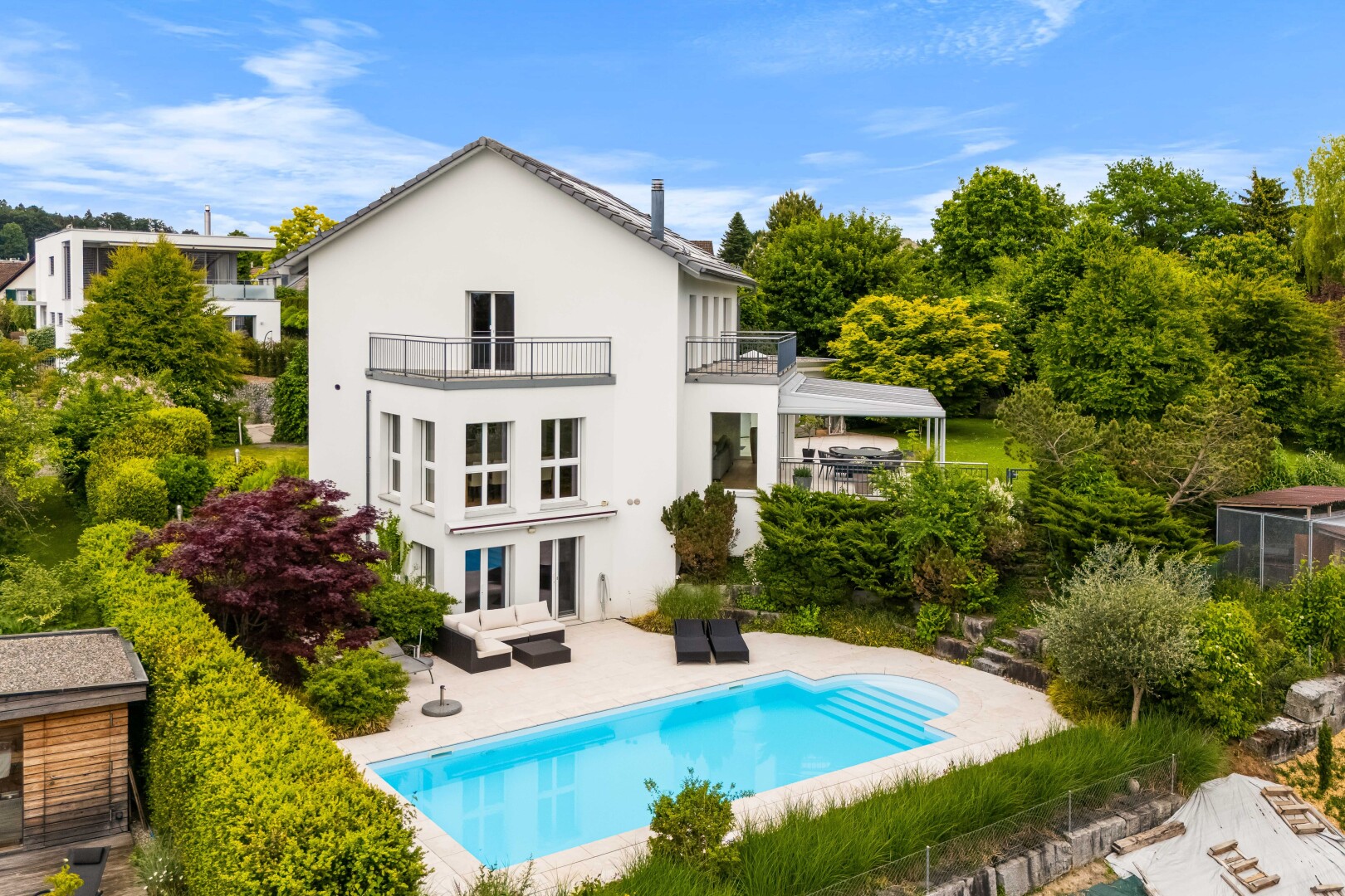 piscine avec terrasse, espace de vie extérieur, piscine, property visible, et day time