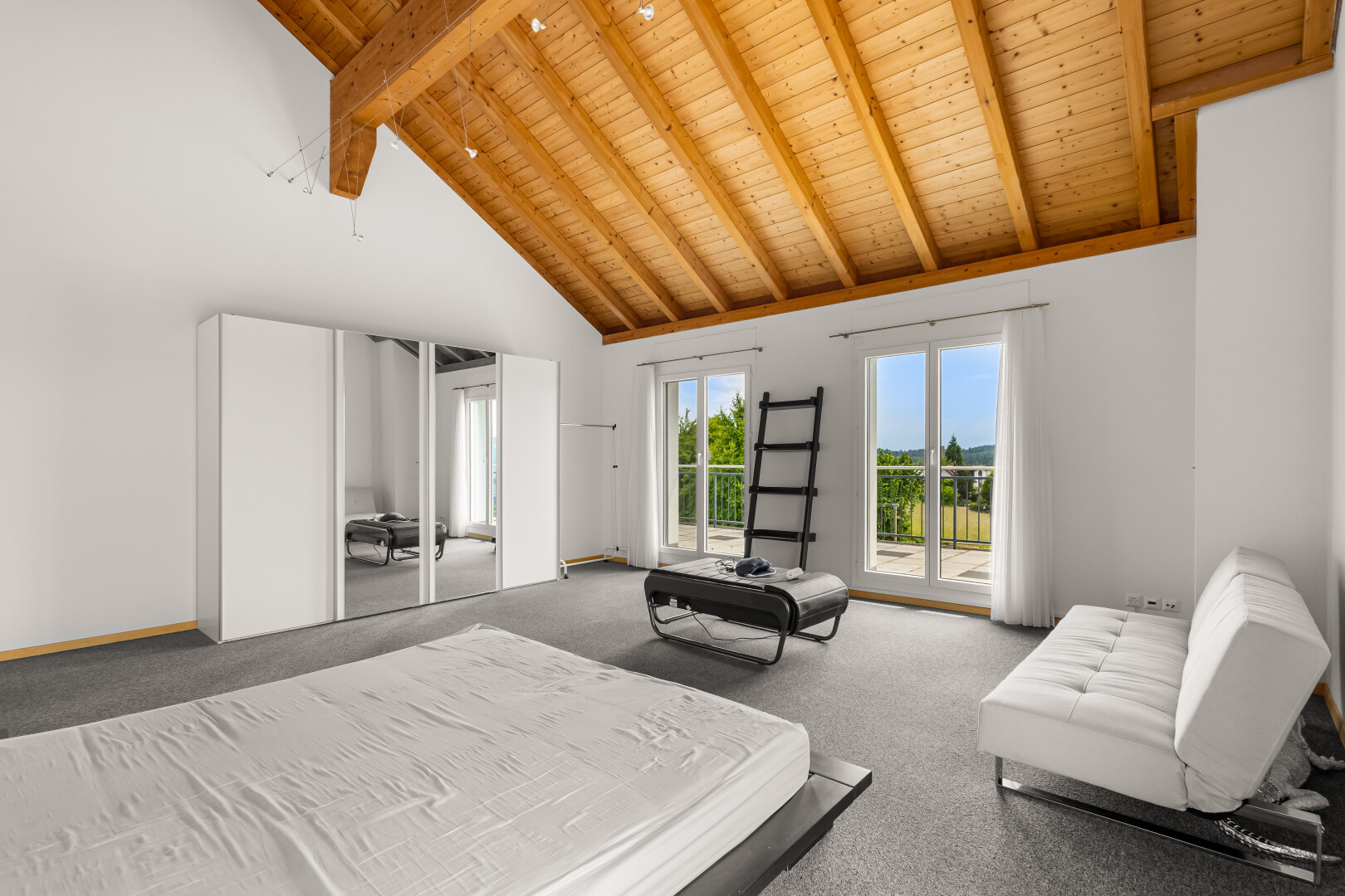 chambre avec day time, plafond en bois, wood ceiling, accès à l'extérieur, et moquette