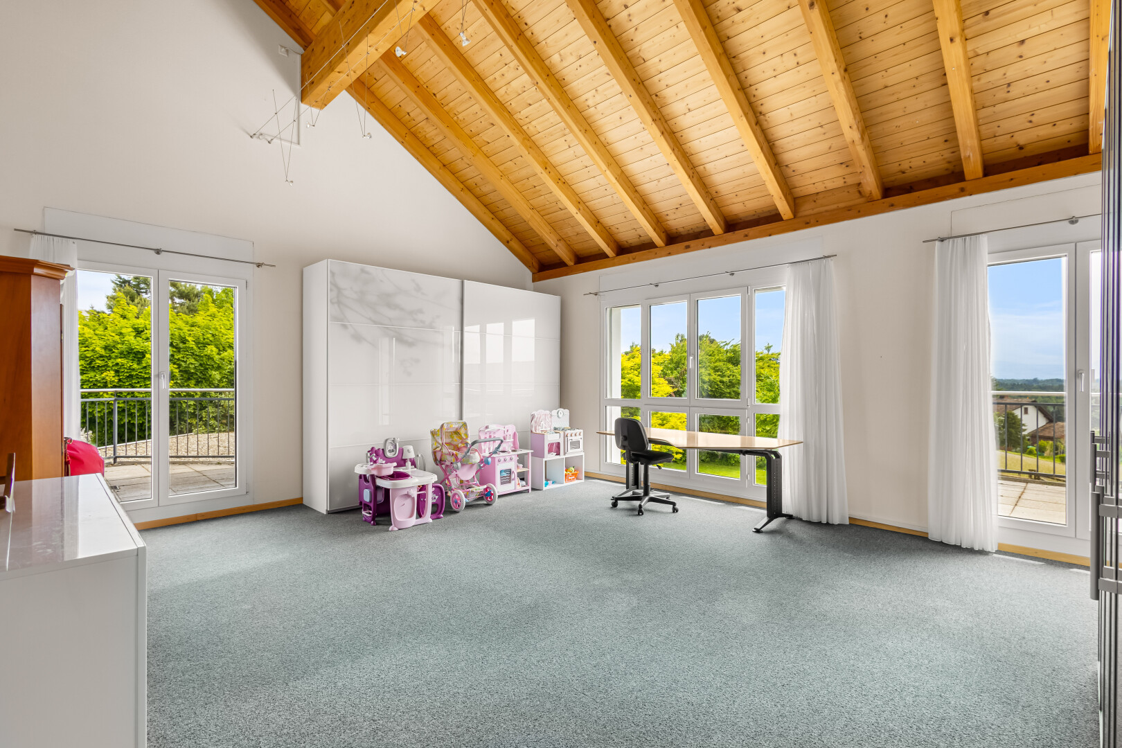 salon avec day time, plafond haut, high ceiling, moquette, et carpet