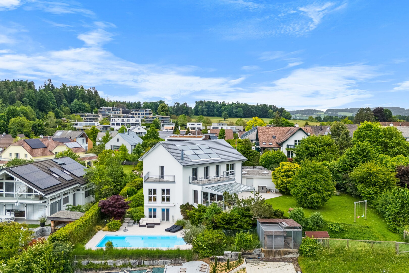 façade avec serre, balcon, structure extérieure, piscine, et day time