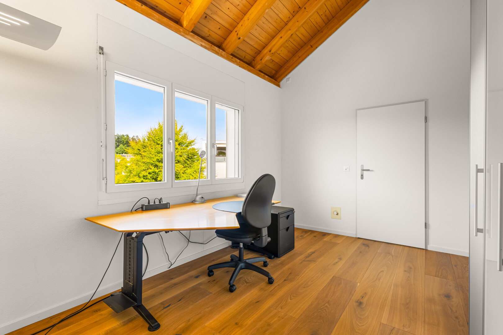 bureau avec day time, wood ceiling, plafond en bois, vaulted ceiling, et plafond voûté