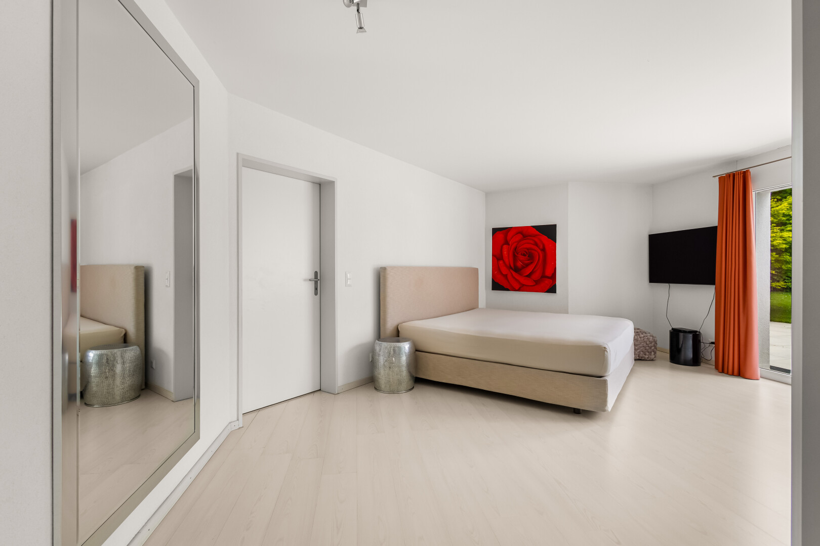 chambre avec télévision, lumière naturelle, natural light, cloison sèche, et drywall