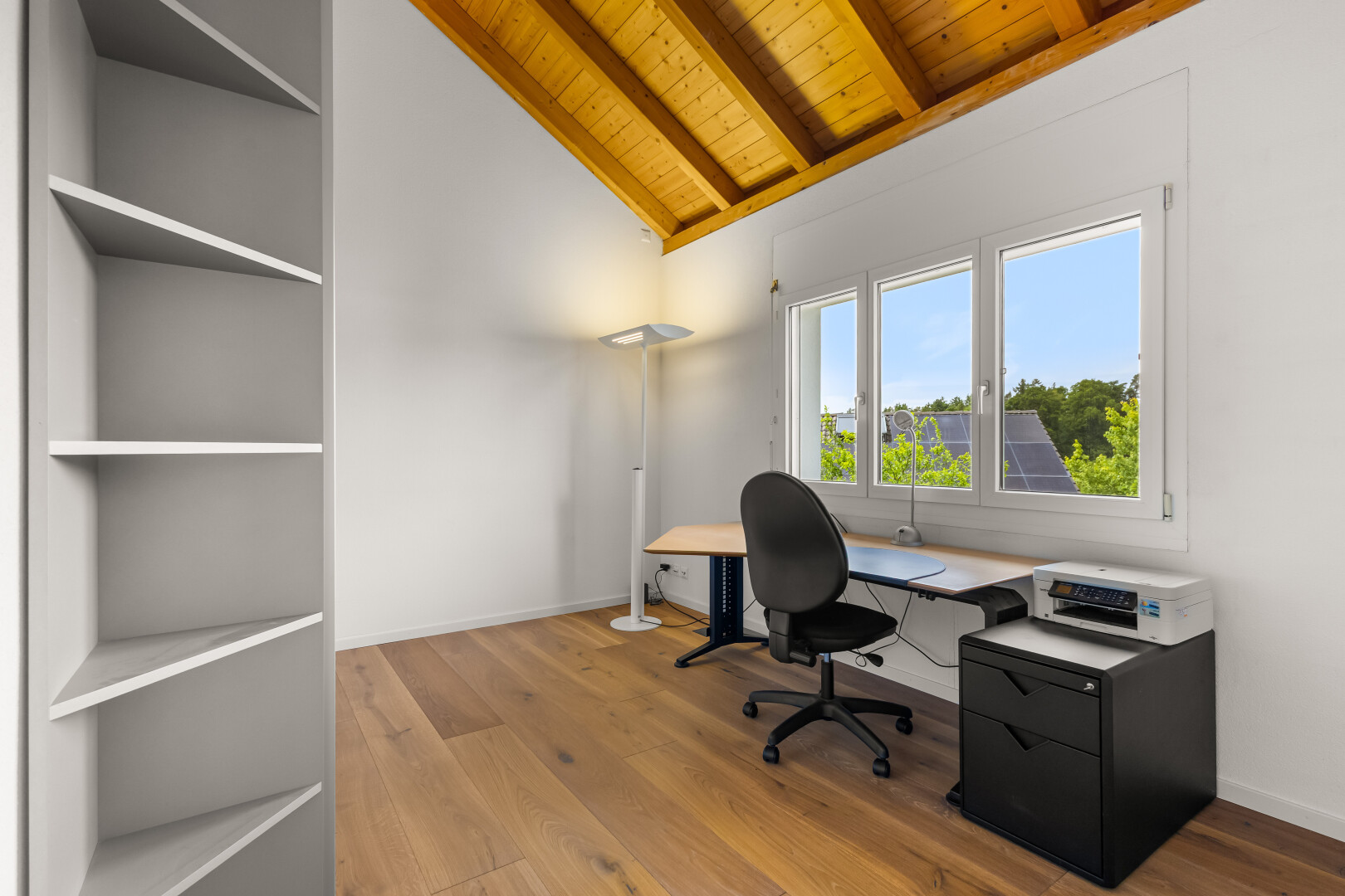 bureau avec plafond en bois, wood ceiling, day time, plafond à poutres, et beamed ceiling