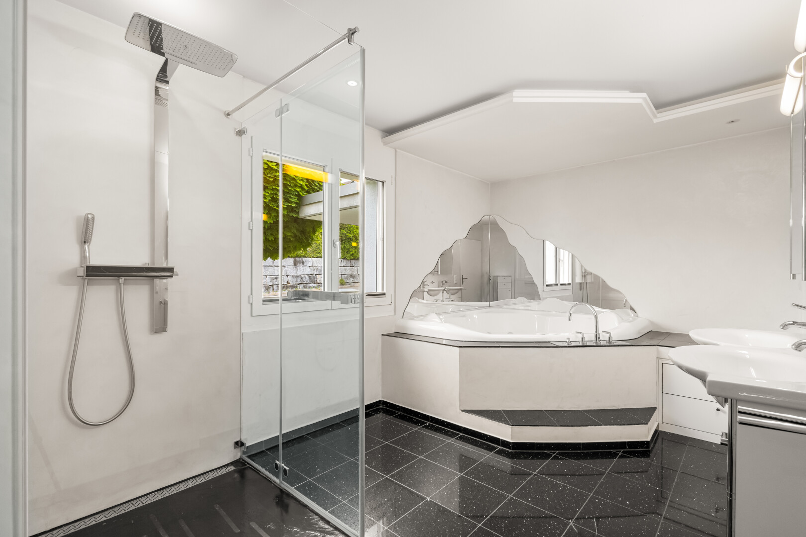 salle de bains avec sol en finition granit, granite finish floor, inside property, lavabo (ou coiffeuse selon le contexte), et granite tile