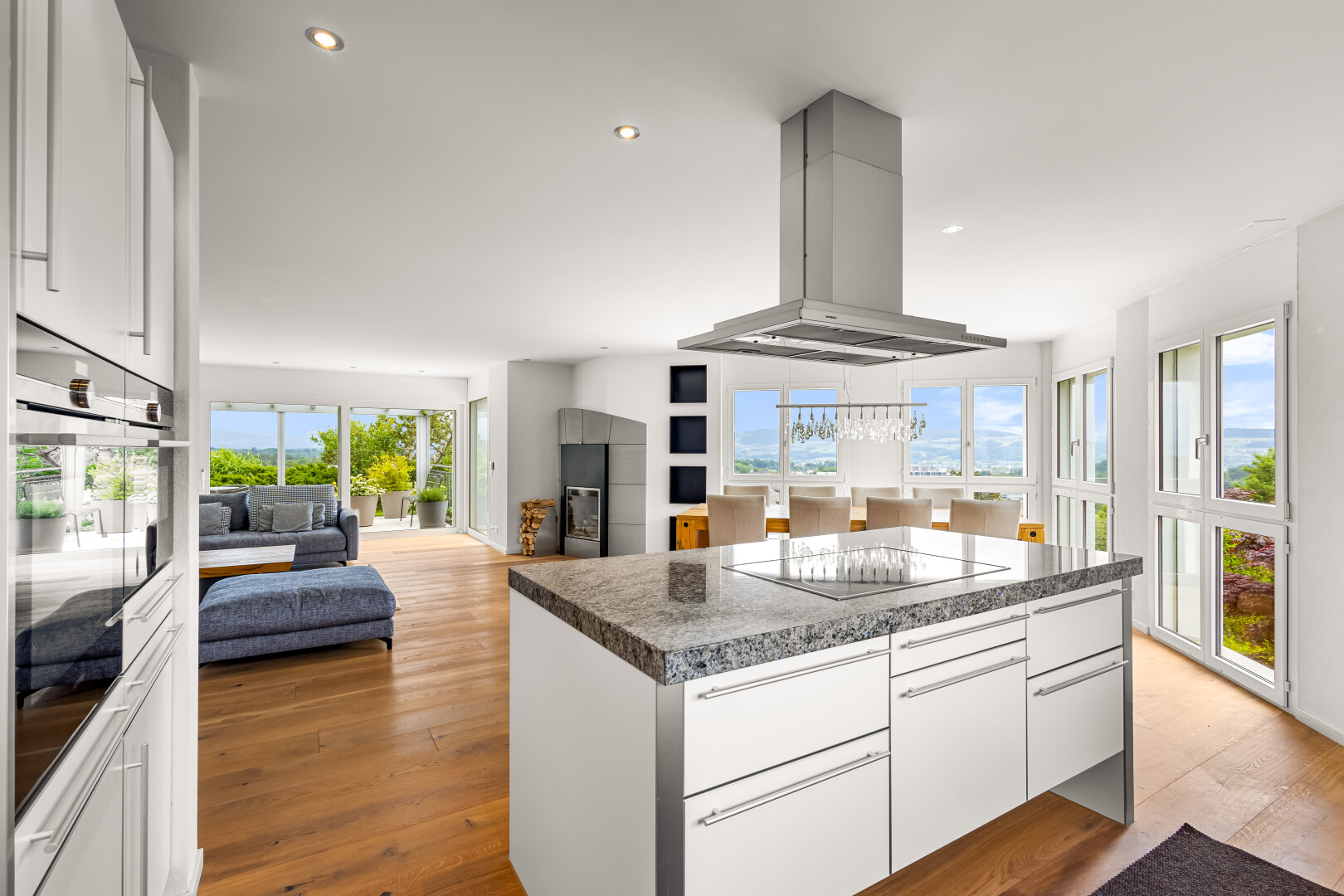 cuisine avec day time, hotte, inside property, lumière naturelle, et natural light