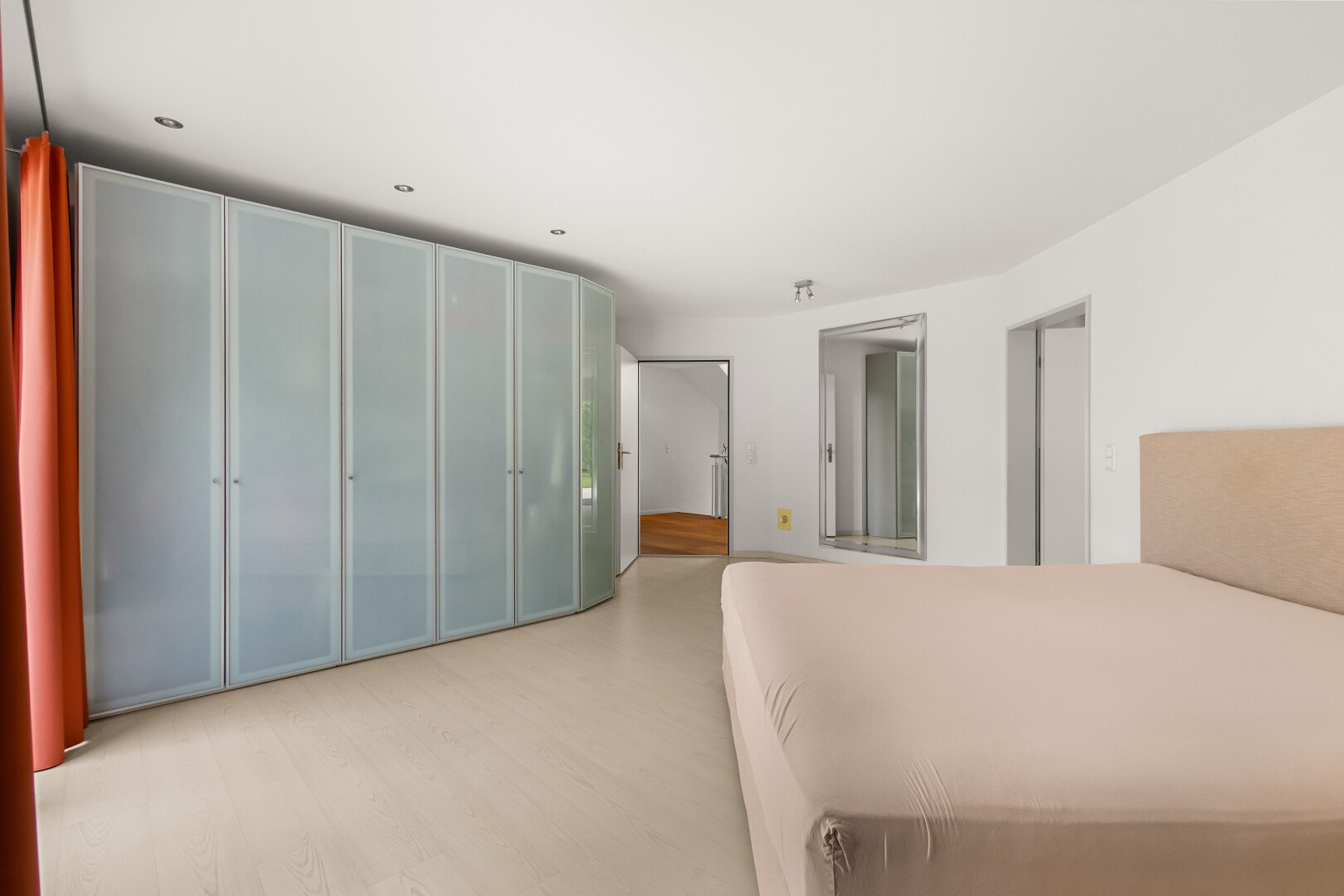 chambre avec inside property, drywall, cloison sèche, wood finish floor, et sol en finition bois