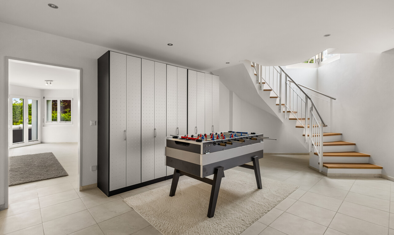 treppe mit treppen, natural light, natürliches licht, inside property, und drywall