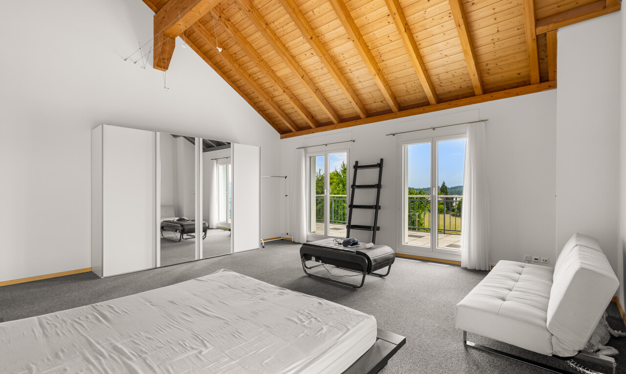 zimmer / schlafzimmer mit day time, holzdecke, wood ceiling, außenzugang, und teppich