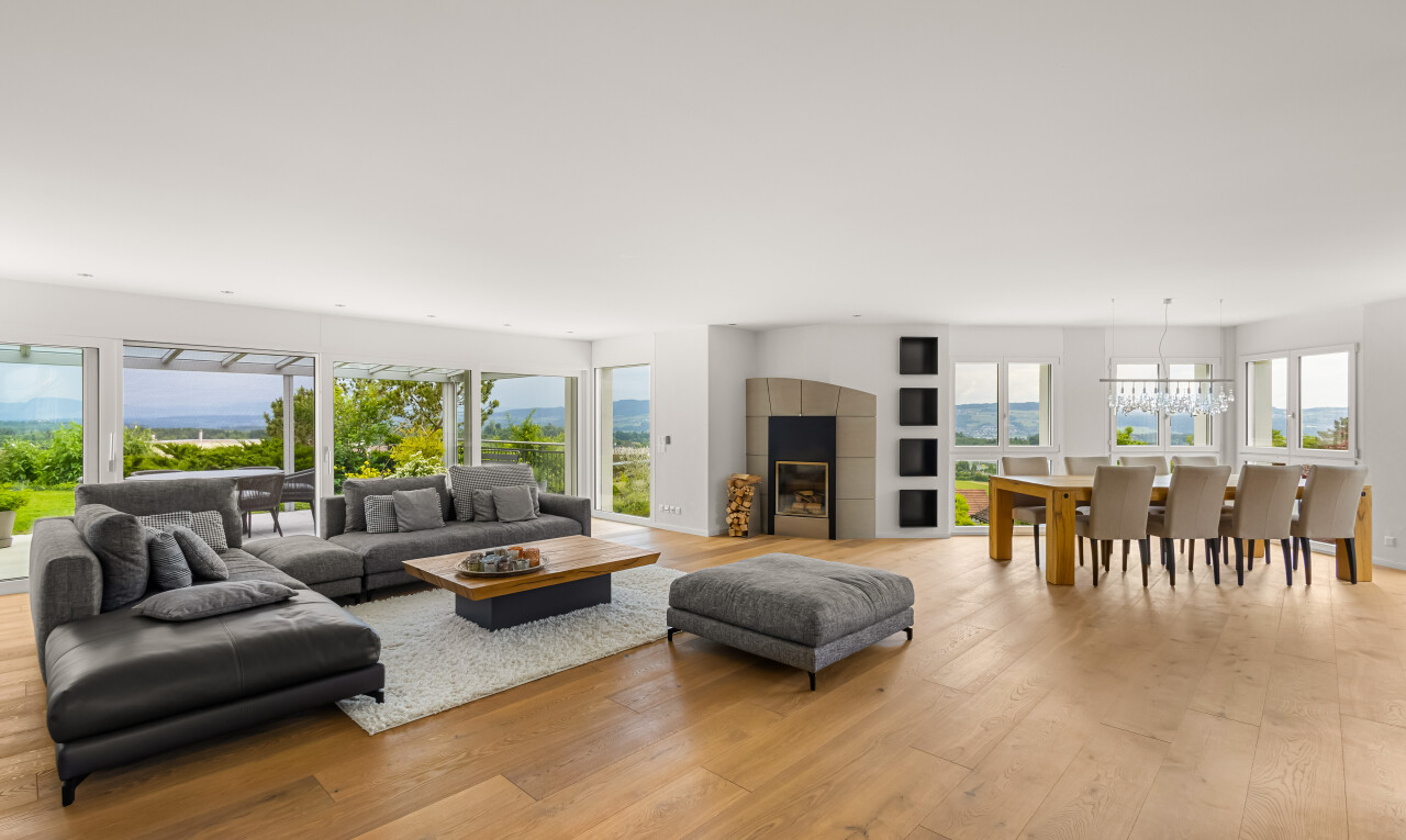 wohn- / esszimmer mit inside property, holzfußboden, wood finish floor, natürliches licht, und natural light