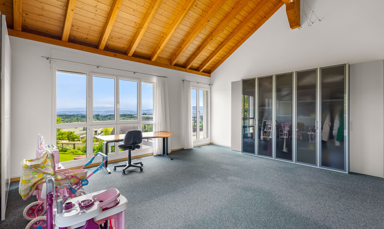 büro mit teppich, carpet, natürliches licht, natural light, und dachschräge