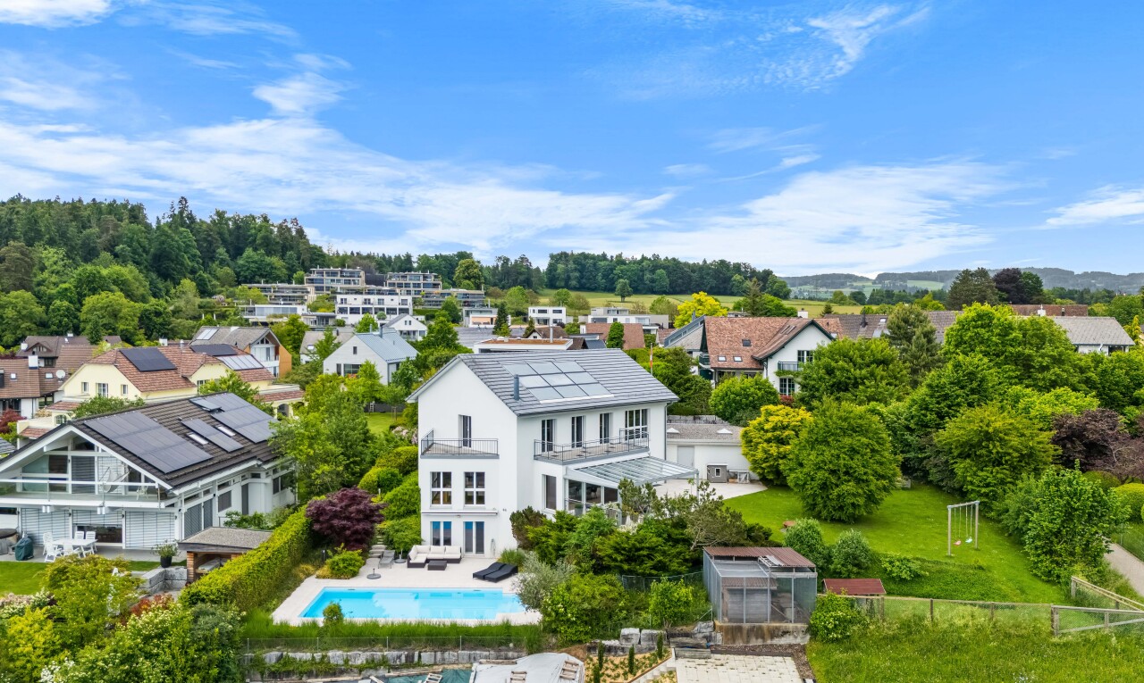 außenansicht mit gewächshaus, balkon, außenansicht, schwimmbad, und day time