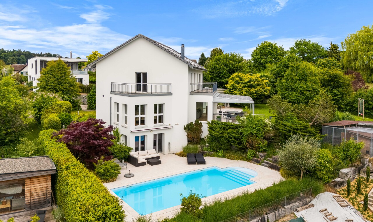 schwimmbad mit terrasse, wohnraum im freien, schwimmbad, property visible, und day time