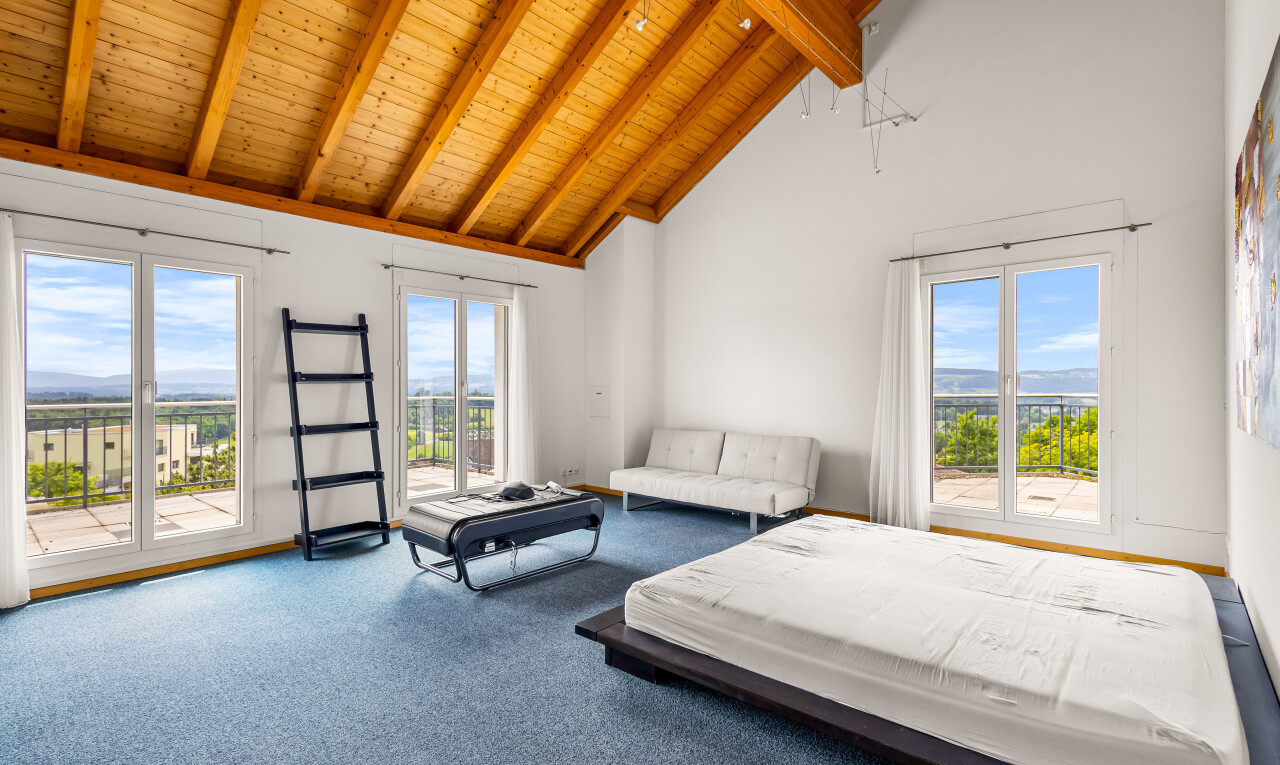 zimmer / schlafzimmer mit day time, inside property, carpet, teppich, und außenzugang