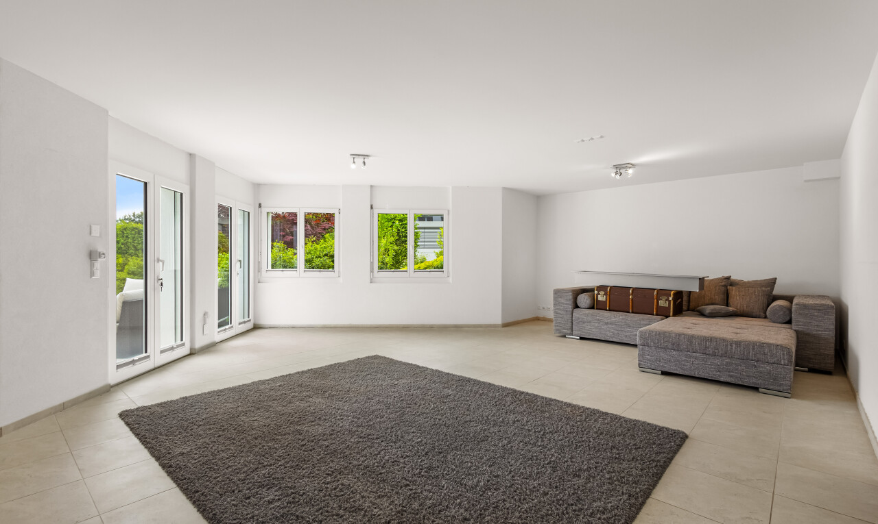 wohnzimmer mit fliesenboden, tile floor, natürliches licht, natural light, und inside property