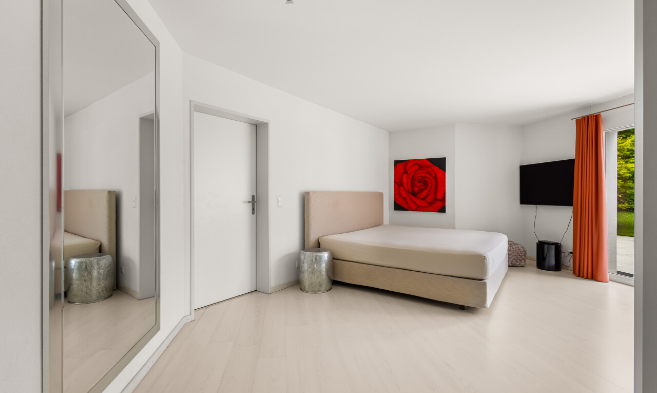 zimmer / schlafzimmer mit fernseher, natürliches licht, natural light, gipskartonwand, und drywall