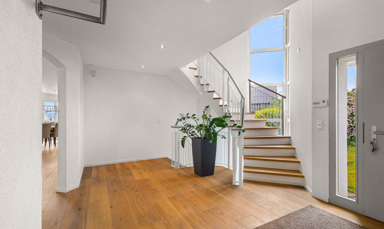 treppe mit day time, treppen, holzfußboden, wood finish floor, und natürliches licht