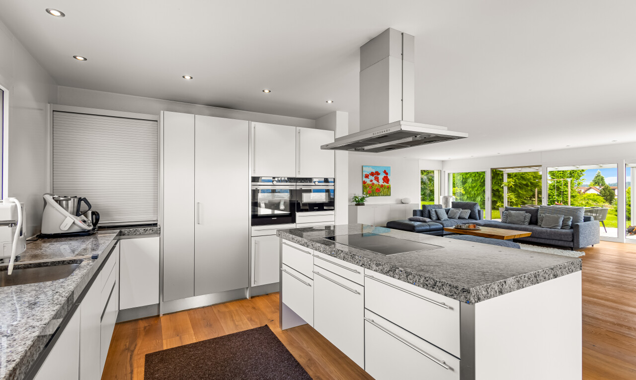 küche mit dunstabzugshaube, herd, natürliches licht, natural light, und ofen