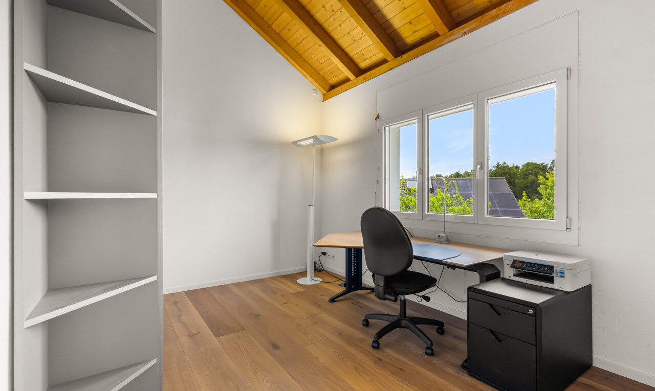 bureau avec plafond en bois, wood ceiling, day time, plafond à poutres, et beamed ceiling