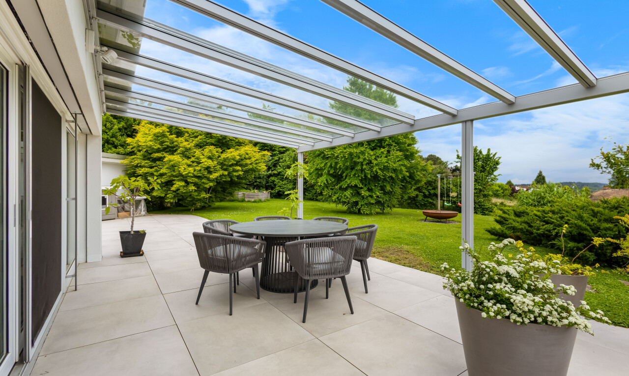 terrasse mit pergola, essbereich im freien, rasen, from property, und terrasse
