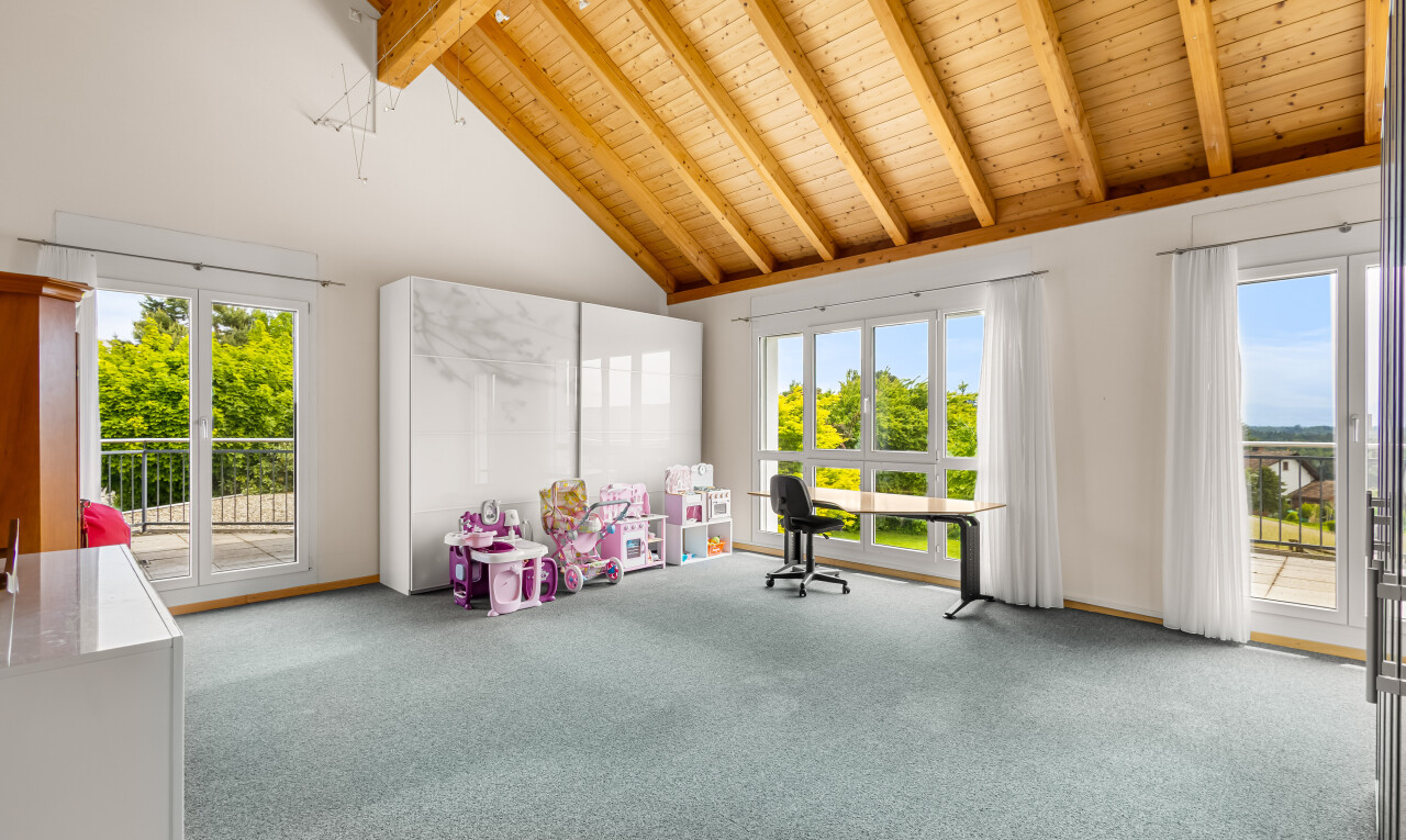 salon avec day time, plafond haut, high ceiling, moquette, et carpet