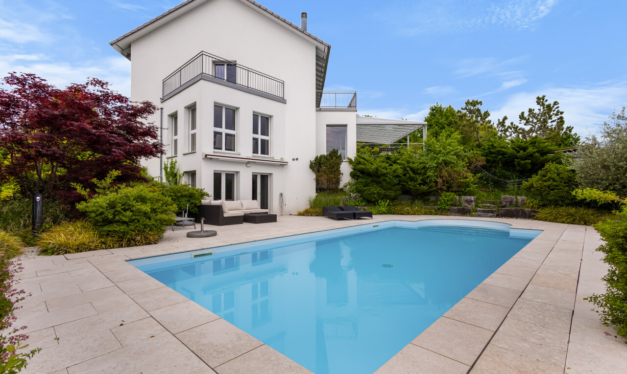 schwimmbad mit terrasse, wohnraum im freien, schwimmbad, day time, und property visible