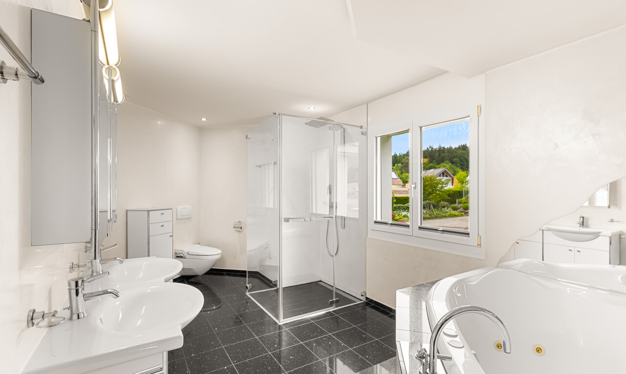 salle de bains avec douche, drywall, cloison sèche, inside property, et natural light