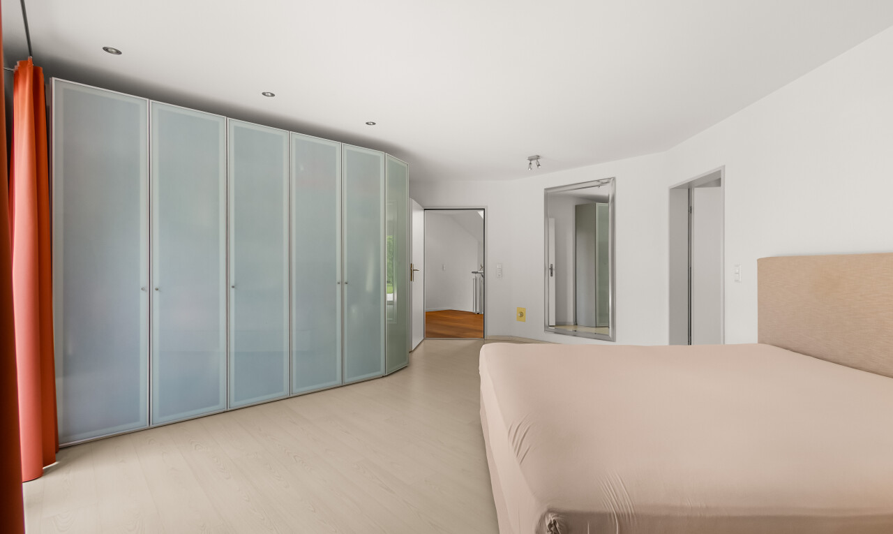 zimmer / schlafzimmer mit inside property, drywall, gipskartonwand, wood finish floor, und holzfußboden