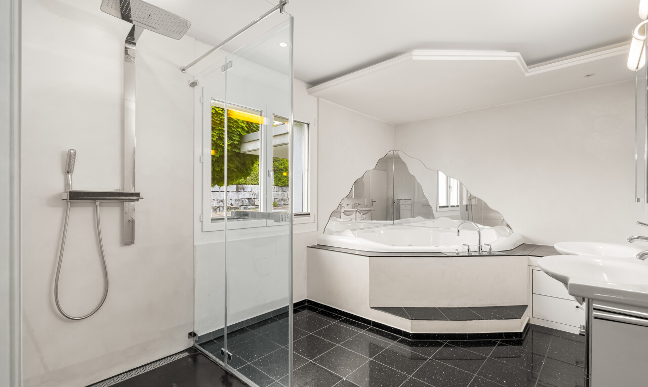 salle de bains avec sol en finition granit, granite finish floor, inside property, lavabo (ou coiffeuse selon le contexte), et granite tile