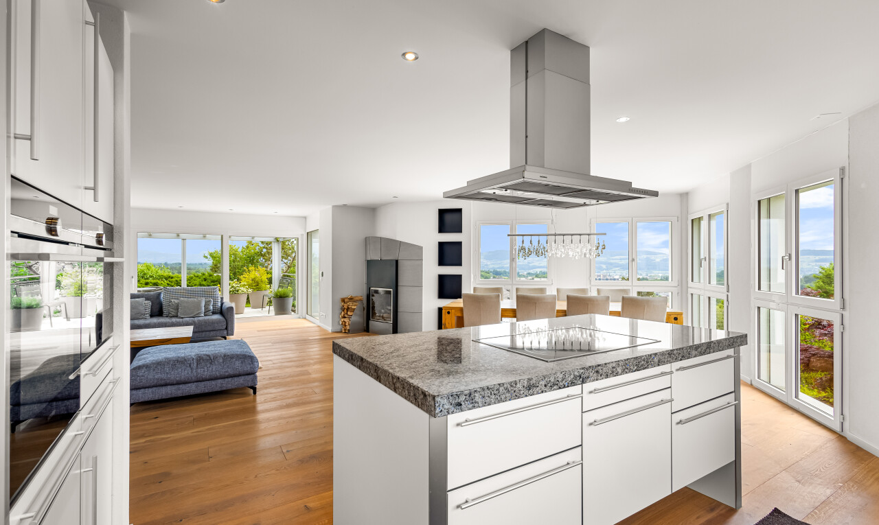 cuisine avec day time, hotte, inside property, lumière naturelle, et natural light